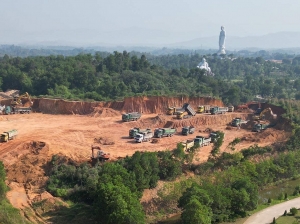 Ăn cơm trộn đất vì xe chở đất chạy nườm nượp trong đường làng ở Phú Thọ