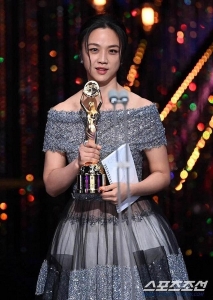 Diễn viên Trung Quốc Thang Duy giành giải điện ảnh danh giá Rồng Xanh xứ Hàn