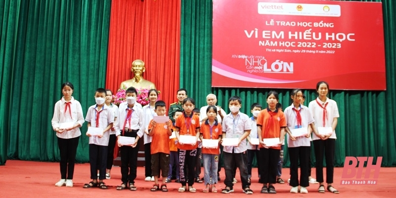 Trao 120 suất học bổng “Vì em hiếu học” năm học 2022-2023
