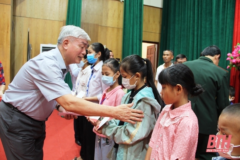 Trao 120 suất học bổng “Vì em hiếu học” năm học 2022-2023