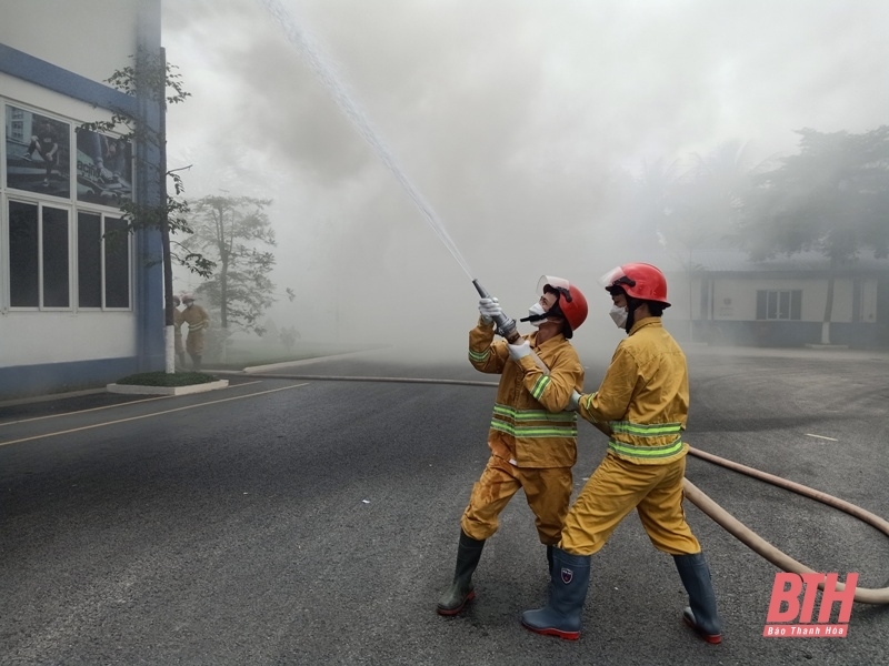 Chủ tịch UBND tỉnh tặng Bằng khen cho 7 tập thể và cá nhân tham gia diễn tập phương án chữa cháy và cứu nạn, cứu hộ Chủ tịch UBND tỉnh tặng Bằng khen cho 7 tập thể và cá nhân tham gia diễn tập phương án chữa cháy và cứu nạn, cứu hộ