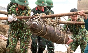 Phú Thọ: Phát hiện quả bom nặng hơn 100kg dưới chân cầu Văn Lang
