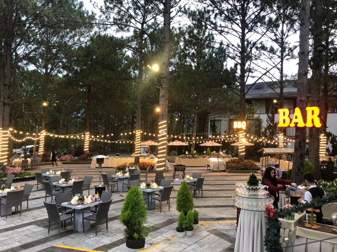 Khách sạn 5 sao ‘cháy’ bàn tiệc đêm giáng sinh