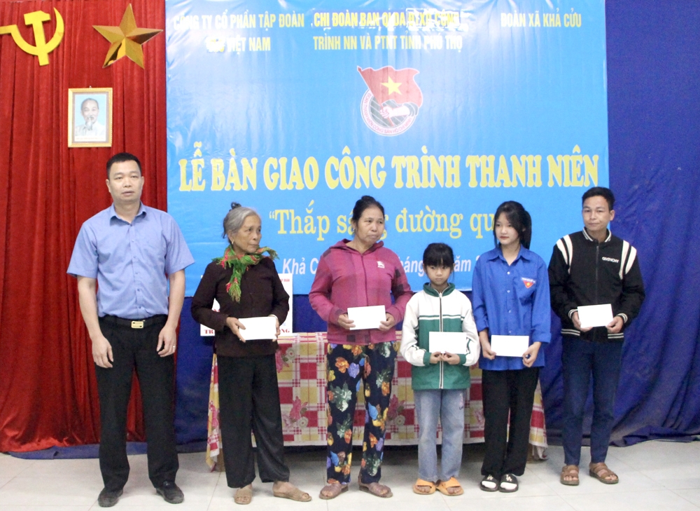 Bàn giao công trình “Thắp sáng đường quê” Bàn giao công trình “Thắp sáng đường quê”