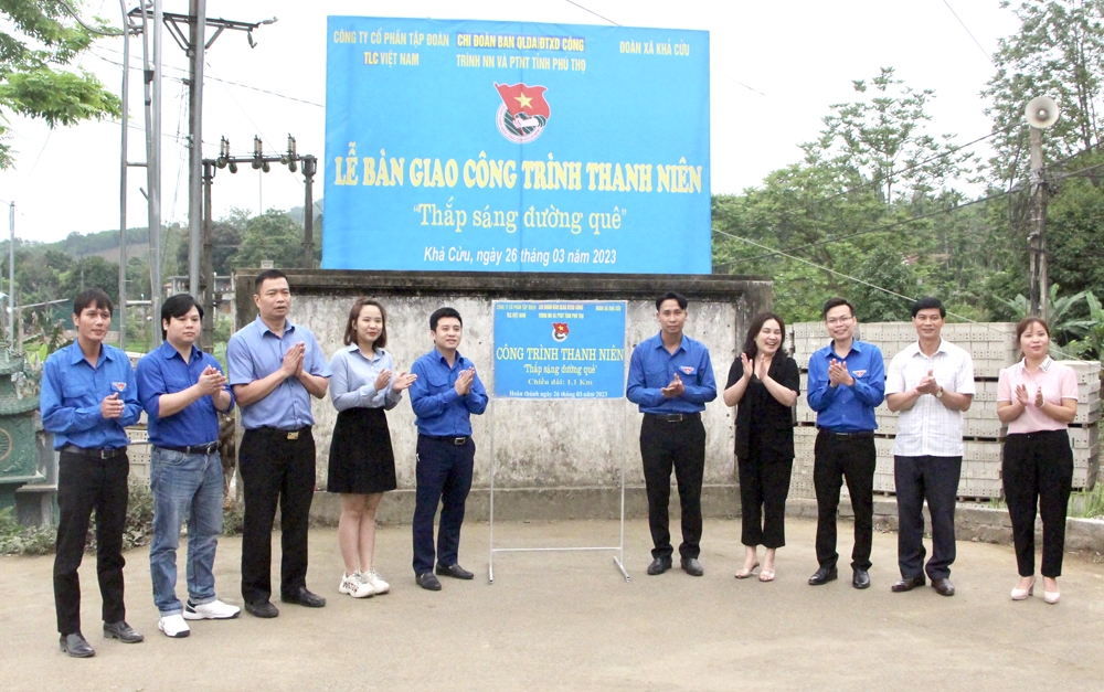 Bàn giao công trình “Thắp sáng đường quê” Bàn giao công trình “Thắp sáng đường quê”