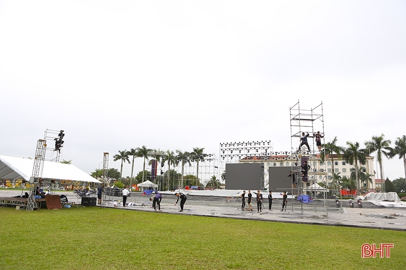 Sẵn sàng để thí sinh tỏa sáng trong đêm chung kết “Áo dài với quê hương Hà Tĩnh” Sẵn sàng để thí sinh tỏa sáng trong đêm chung kết “Áo dài với quê hương Hà Tĩnh”