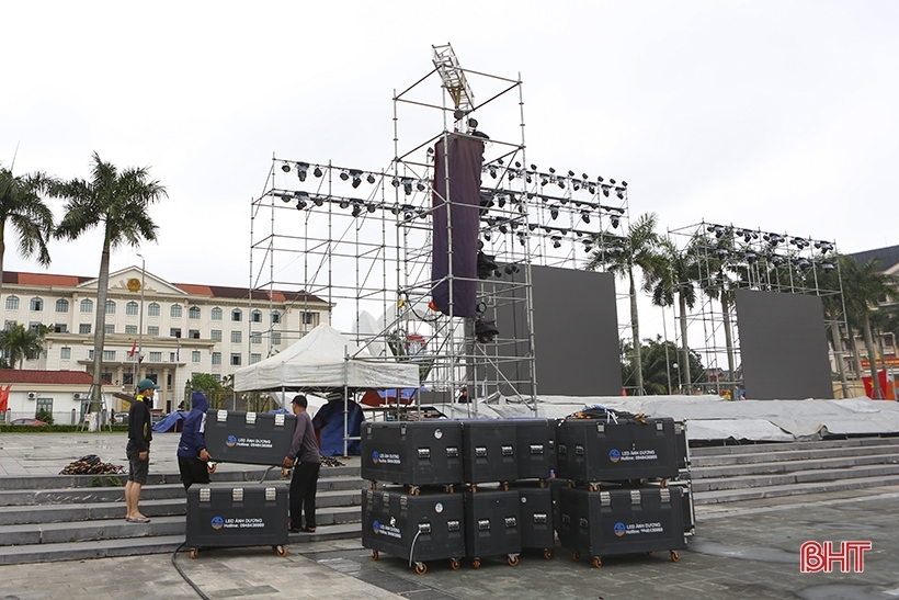 Sẵn sàng để thí sinh tỏa sáng trong đêm chung kết “Áo dài với quê hương Hà Tĩnh” Sẵn sàng để thí sinh tỏa sáng trong đêm chung kết “Áo dài với quê hương Hà Tĩnh”