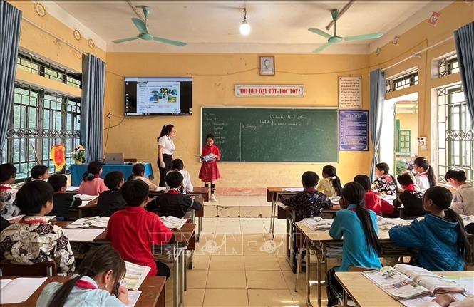 Giúp học sinh vùng cao mở cánh cửa ra thế giới