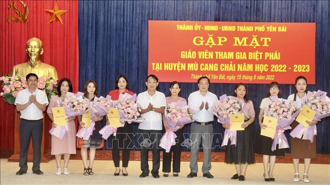 Giúp học sinh vùng cao mở cánh cửa ra thế giới