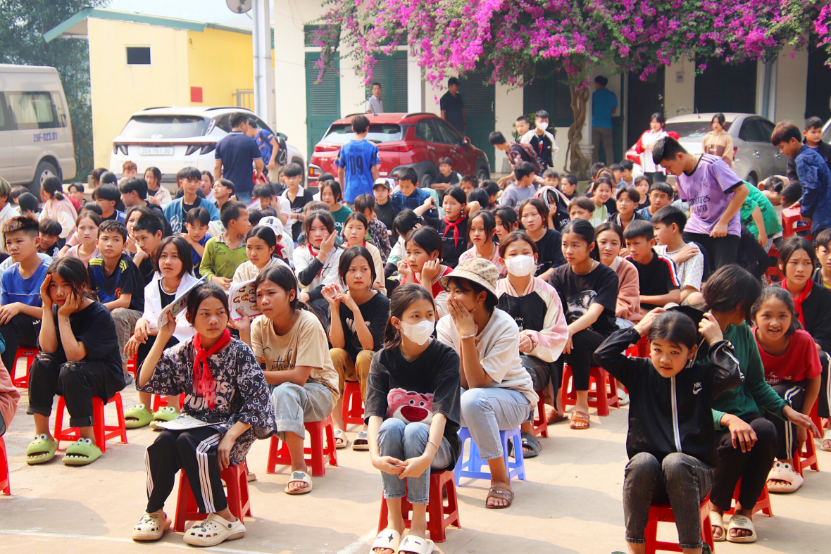 Dược Mỹ Phẩm Nam Dương trao tặng 700 suất quà cho các em nhỏ vùng biên giới Dược Mỹ Phẩm Nam Dương trao tặng 700 suất quà cho các em nhỏ vùng biên giới