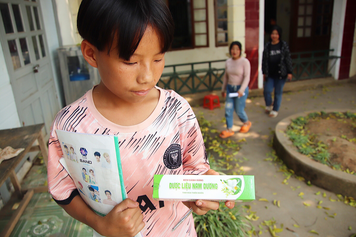 Dược Mỹ Phẩm Nam Dương trao tặng 700 suất quà cho các em nhỏ vùng biên giới Dược Mỹ Phẩm Nam Dương trao tặng 700 suất quà cho các em nhỏ vùng biên giới