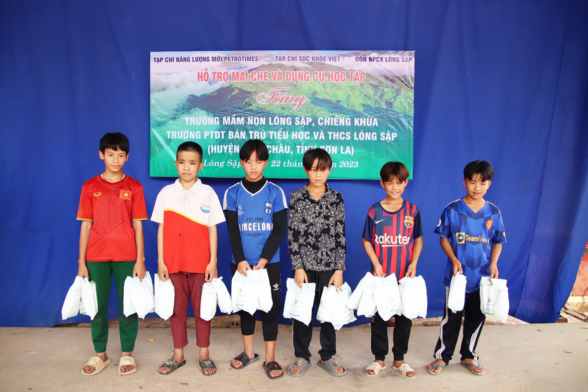 Dược Mỹ Phẩm Nam Dương trao tặng 700 suất quà cho các em nhỏ vùng biên giới Dược Mỹ Phẩm Nam Dương trao tặng 700 suất quà cho các em nhỏ vùng biên giới