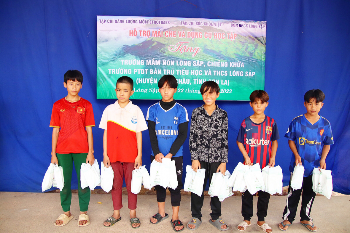 Dược Mỹ Phẩm Nam Dương trao tặng 700 suất quà cho các em nhỏ vùng biên giới Dược Mỹ Phẩm Nam Dương trao tặng 700 suất quà cho các em nhỏ vùng biên giới