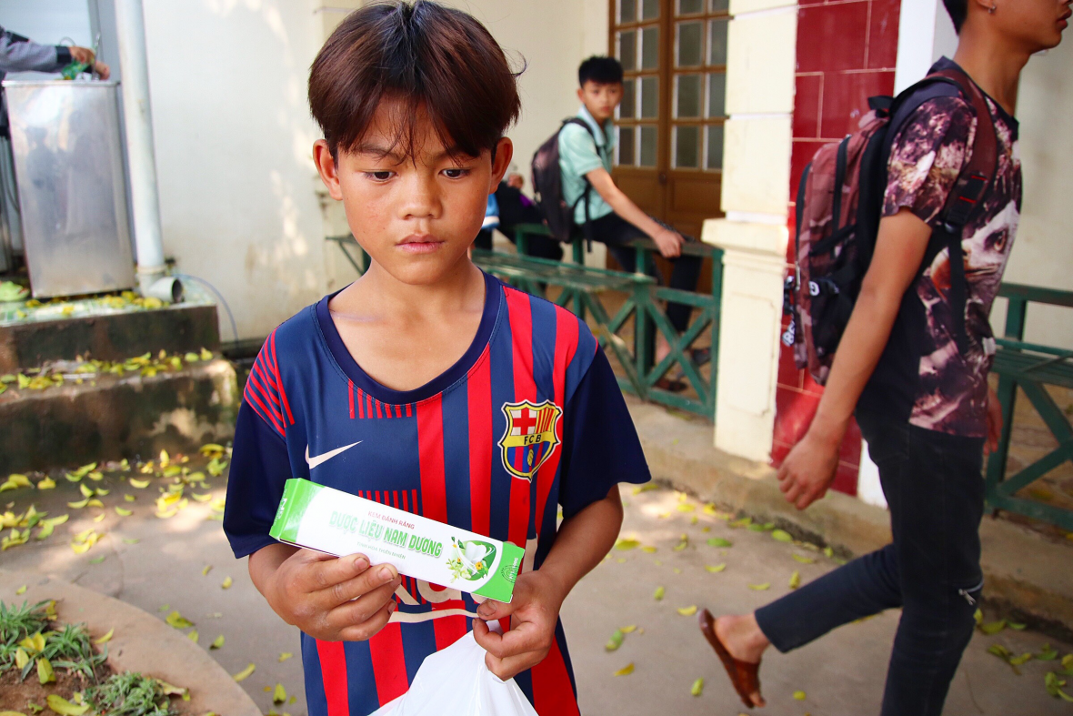 Dược Mỹ Phẩm Nam Dương trao tặng 700 suất quà cho các em nhỏ vùng biên giới Dược Mỹ Phẩm Nam Dương trao tặng 700 suất quà cho các em nhỏ vùng biên giới