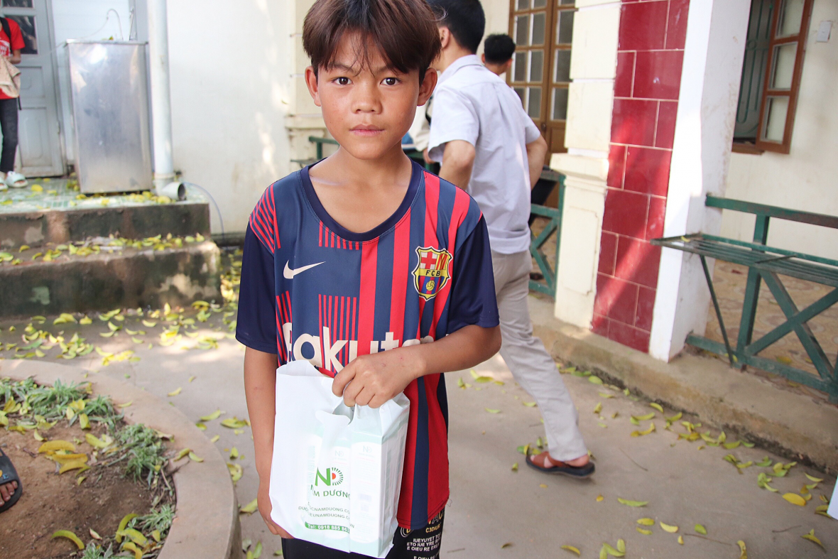 Dược Mỹ Phẩm Nam Dương trao tặng 700 suất quà cho các em nhỏ vùng biên giới Dược Mỹ Phẩm Nam Dương trao tặng 700 suất quà cho các em nhỏ vùng biên giới