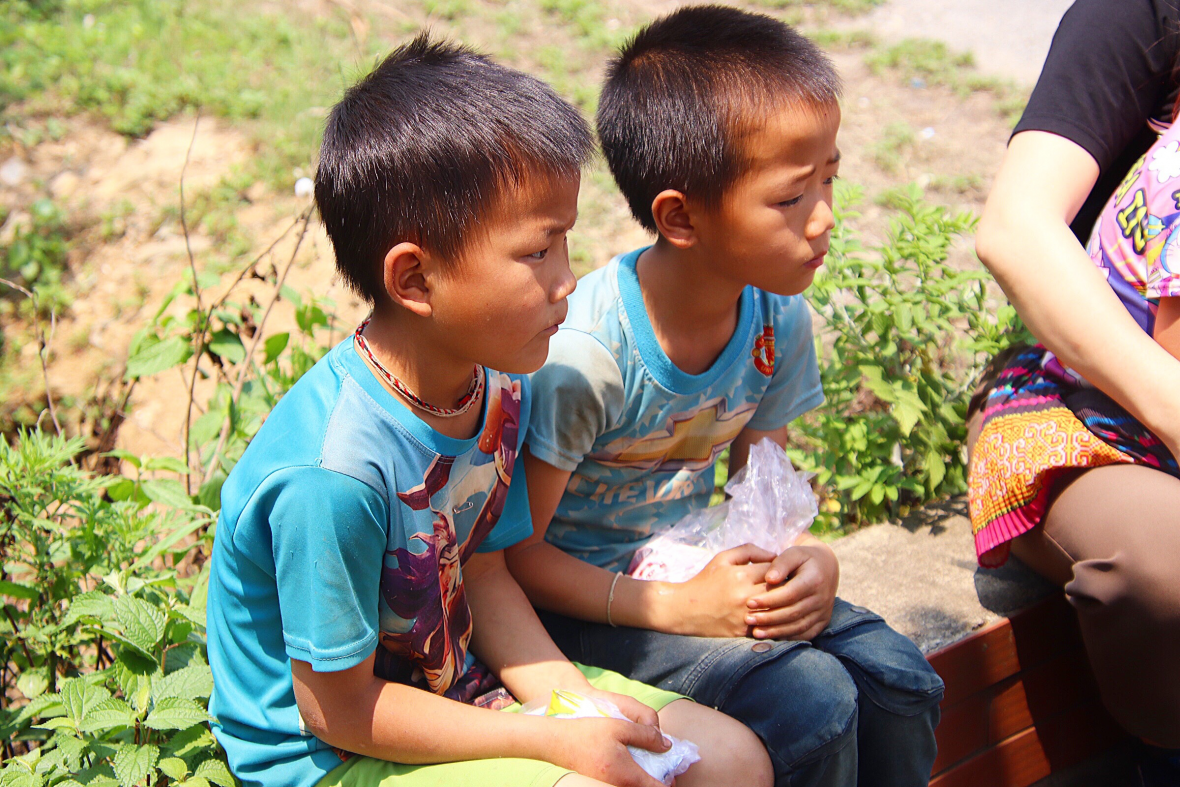 Dược Mỹ Phẩm Nam Dương trao tặng 700 suất quà cho các em nhỏ vùng biên giới Dược Mỹ Phẩm Nam Dương trao tặng 700 suất quà cho các em nhỏ vùng biên giới