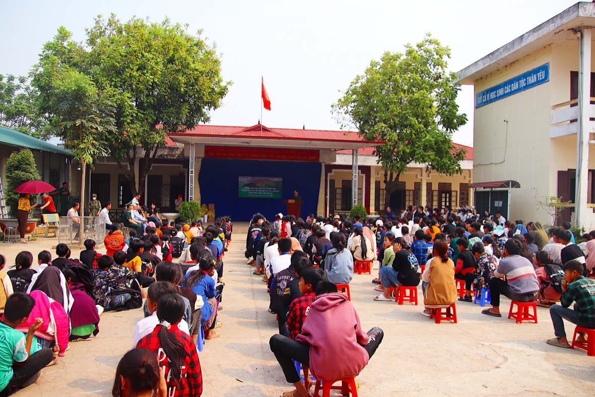 Dược Mỹ Phẩm Nam Dương trao tặng 700 suất quà cho các em nhỏ vùng biên giới Dược Mỹ Phẩm Nam Dương trao tặng 700 suất quà cho các em nhỏ vùng biên giới