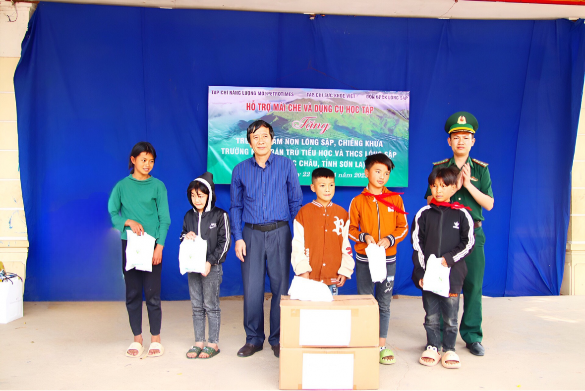 Dược Mỹ Phẩm Nam Dương trao tặng 700 suất quà cho các em nhỏ vùng biên giới Dược Mỹ Phẩm Nam Dương trao tặng 700 suất quà cho các em nhỏ vùng biên giới