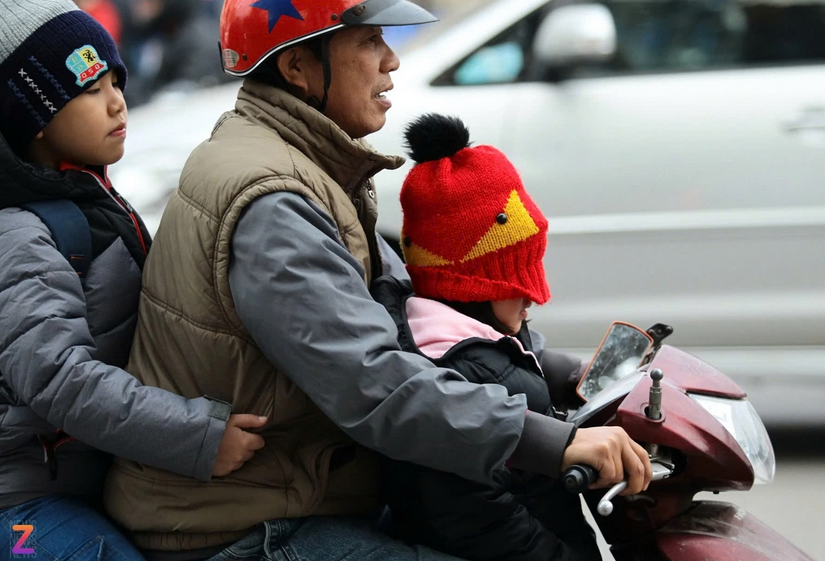 Chở trẻ em không đúng cách trên xe máy bị phạt đến 10 triệu đồng