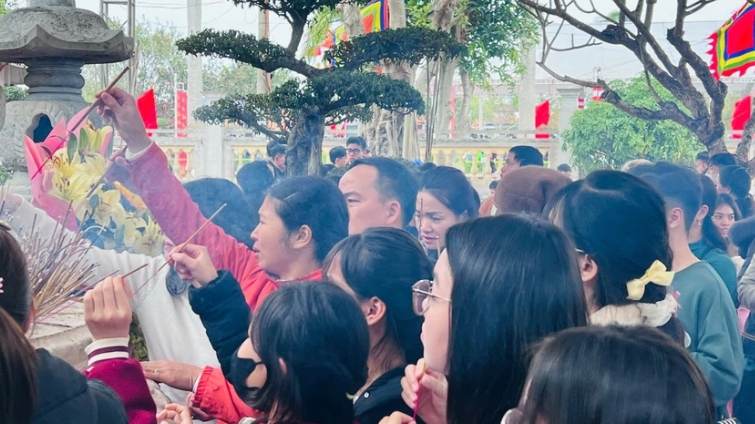 Hàng vạn khách thập phương đến đền Trạng trình Nguyễn Bỉnh Khiêm cầu may