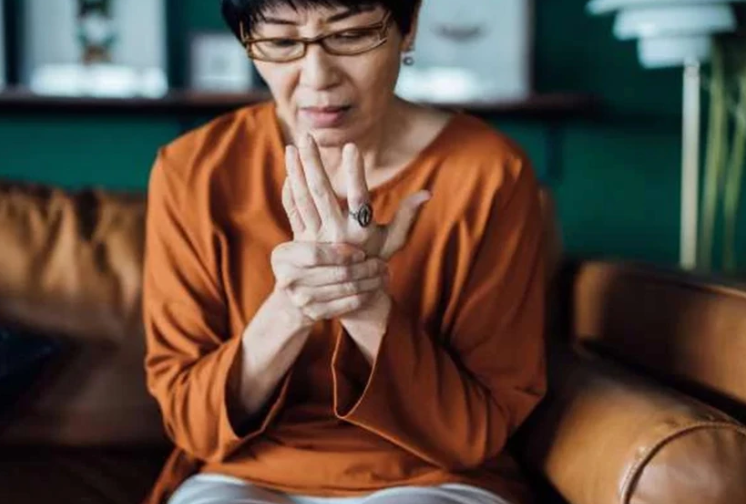 Cách khắc phục hiệu quả đau nhức xương khớp vào mùa lạnh