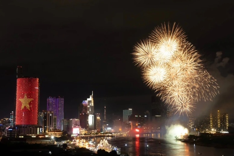 TPHCM bắn pháo hoa tại 30 điểm chào mừng lễ 30/4 TPHCM bắn pháo hoa tại 30 điểm chào mừng lễ 30/4