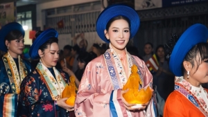 Hoa hậu Tiểu Vy nền nã xuống phố diễu hành mừng Đại lễ Phật Đản