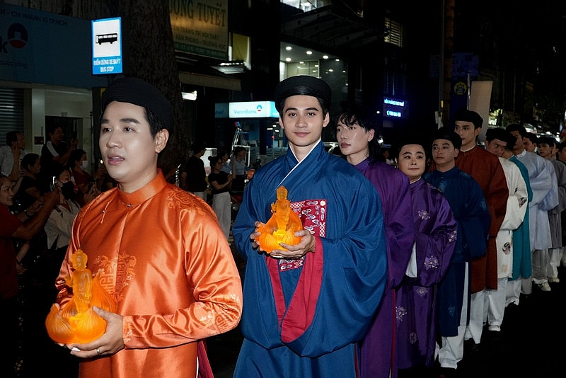 Hoa hậu Tiểu Vy nền nã xuống phố diễu hành mừng Đại lễ Phật Đản Hoa hậu Tiểu Vy nền nã xuống phố diễu hành mừng Đại lễ Phật Đản