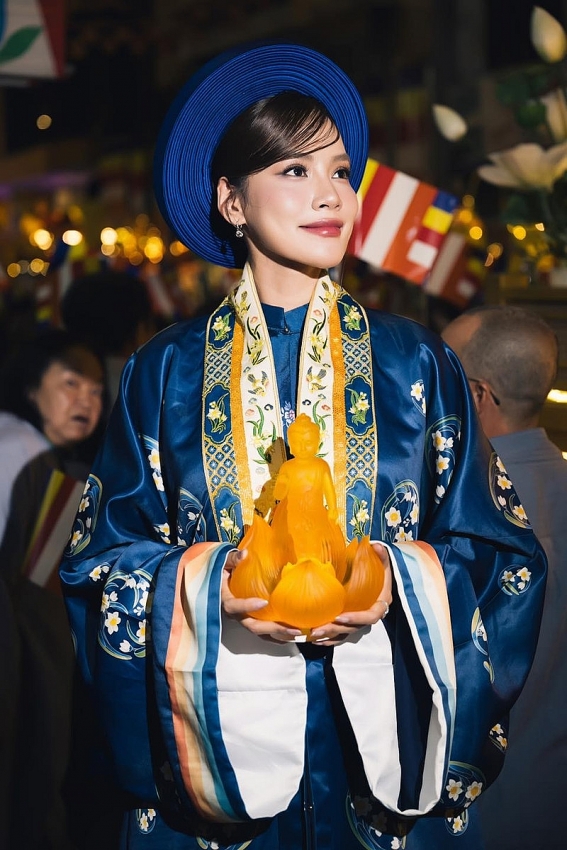 Hoa hậu Tiểu Vy nền nã xuống phố diễu hành mừng Đại lễ Phật Đản Hoa hậu Tiểu Vy nền nã xuống phố diễu hành mừng Đại lễ Phật Đản