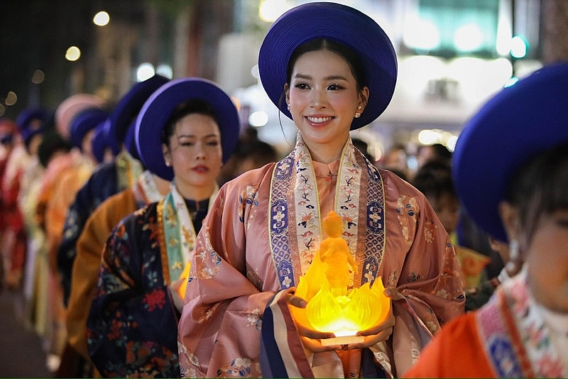 Hoa hậu Tiểu Vy nền nã xuống phố diễu hành mừng Đại lễ Phật Đản Hoa hậu Tiểu Vy nền nã xuống phố diễu hành mừng Đại lễ Phật Đản