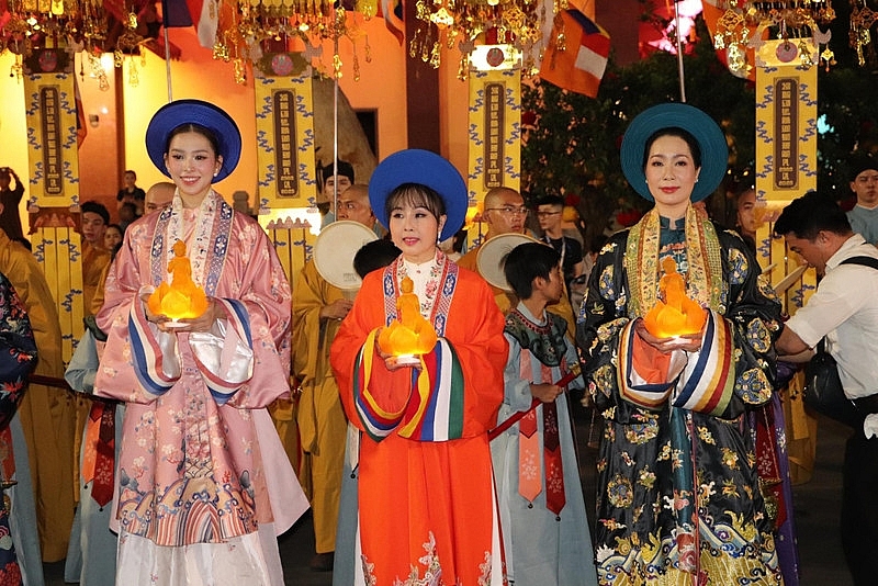 Hoa hậu Tiểu Vy nền nã xuống phố diễu hành mừng Đại lễ Phật Đản Hoa hậu Tiểu Vy nền nã xuống phố diễu hành mừng Đại lễ Phật Đản