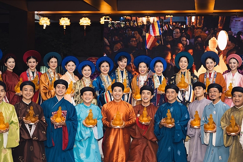 Hoa hậu Tiểu Vy nền nã xuống phố diễu hành mừng Đại lễ Phật Đản Hoa hậu Tiểu Vy nền nã xuống phố diễu hành mừng Đại lễ Phật Đản