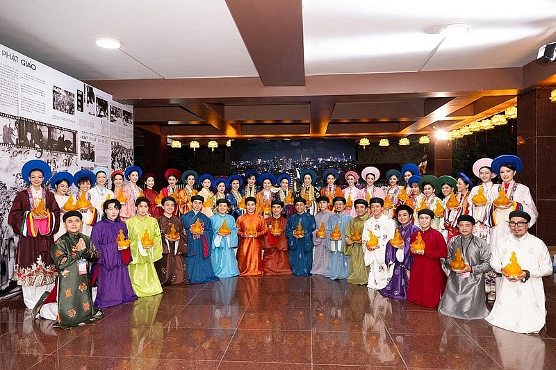 Hoa hậu Tiểu Vy nền nã xuống phố diễu hành mừng Đại lễ Phật Đản Hoa hậu Tiểu Vy nền nã xuống phố diễu hành mừng Đại lễ Phật Đản