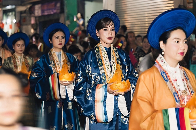 Hoa hậu Tiểu Vy nền nã xuống phố diễu hành mừng Đại lễ Phật Đản Hoa hậu Tiểu Vy nền nã xuống phố diễu hành mừng Đại lễ Phật Đản