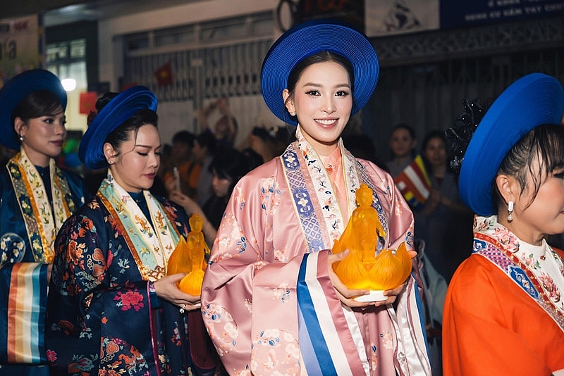 Hoa hậu Tiểu Vy nền nã xuống phố diễu hành mừng Đại lễ Phật Đản Hoa hậu Tiểu Vy nền nã xuống phố diễu hành mừng Đại lễ Phật Đản