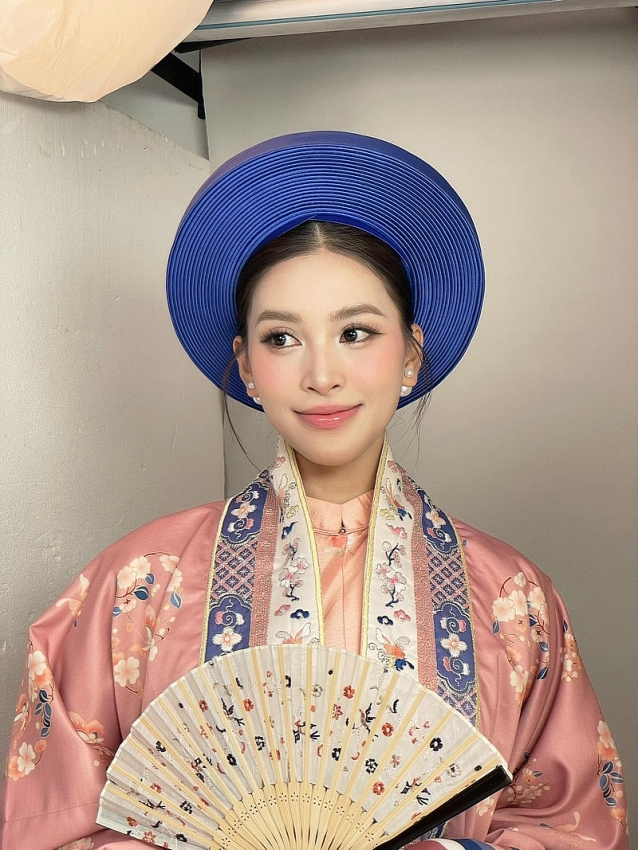 Hoa hậu Tiểu Vy nền nã xuống phố diễu hành mừng Đại lễ Phật Đản Hoa hậu Tiểu Vy nền nã xuống phố diễu hành mừng Đại lễ Phật Đản