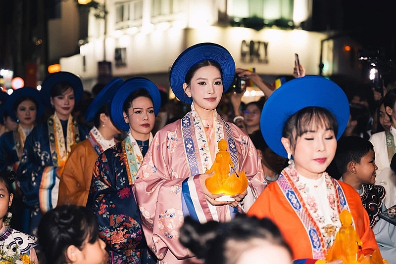 Hoa hậu Tiểu Vy nền nã xuống phố diễu hành mừng Đại lễ Phật Đản Hoa hậu Tiểu Vy nền nã xuống phố diễu hành mừng Đại lễ Phật Đản