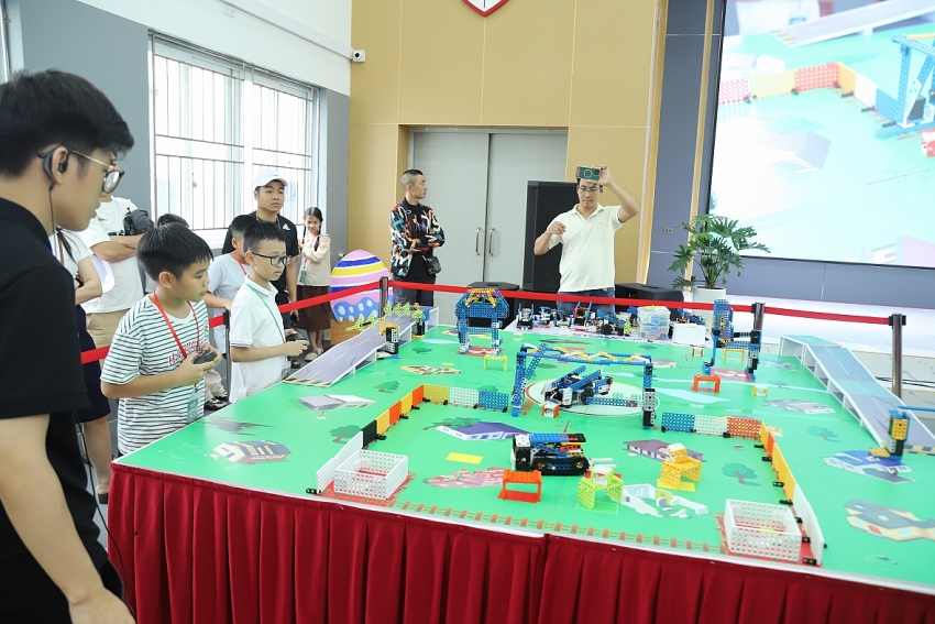 Chung kết STEAMCUP 2024 - 2025: Học sinh Hà Nội tranh tài mô phỏng cứu trợ thiên tai Chung kết STEAMCUP 2024 - 2025: Học sinh Hà Nội tranh tài mô phỏng cứu trợ thiên tai