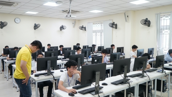 10 thí sinh xuất sắc đoạt giải tại Chung kết Olympic Trí tuệ nhân tạo toàn quốc dành cho học sinh THPT - VOAI 2025