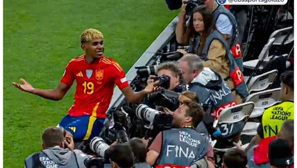 Ghi cú đúp giúp Tây Ban Nha hạ Pháp, thần đồng Yamal bắt chước Ronaldo