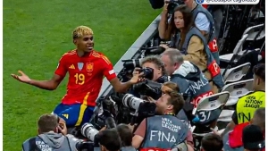 Ghi cú đúp giúp Tây Ban Nha hạ Pháp, thần đồng Yamal bắt chước Ronaldo