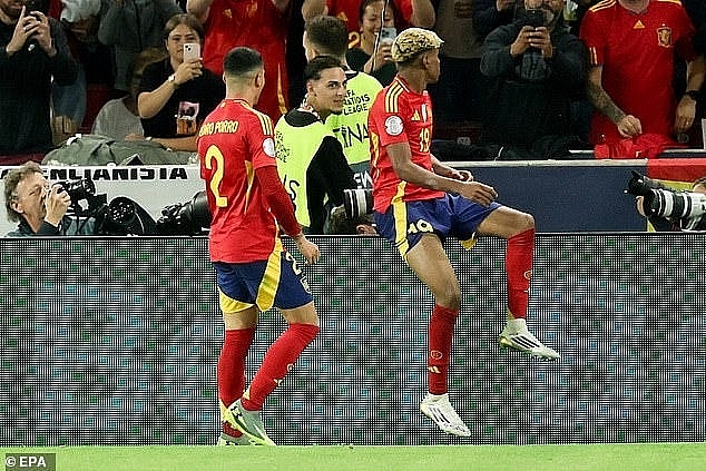 Ghi cú đúp giúp Tây Ban Nha hạ Pháp, thần đồng Yamal bắt chước Ronaldo Ghi cú đúp giúp Tây Ban Nha hạ Pháp, thần đồng Yamal bắt chước Ronaldo
