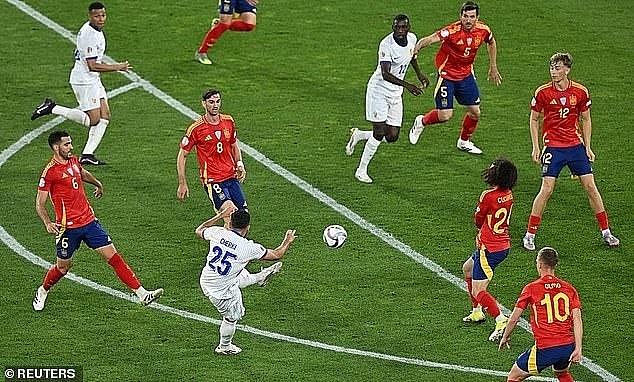 Ghi cú đúp giúp Tây Ban Nha hạ Pháp, thần đồng Yamal bắt chước Ronaldo Ghi cú đúp giúp Tây Ban Nha hạ Pháp, thần đồng Yamal bắt chước Ronaldo