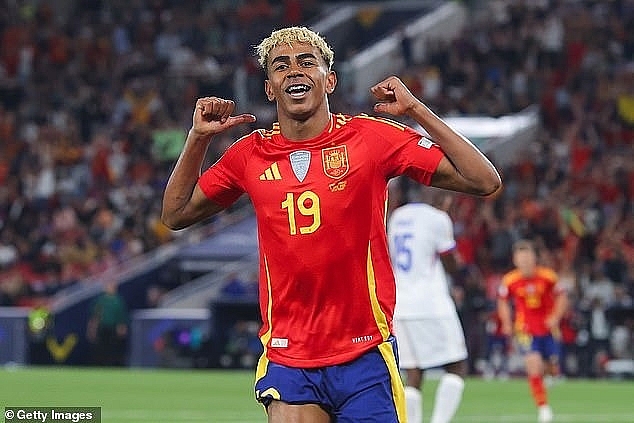 Ghi cú đúp giúp Tây Ban Nha hạ Pháp, thần đồng Yamal bắt chước Ronaldo Ghi cú đúp giúp Tây Ban Nha hạ Pháp, thần đồng Yamal bắt chước Ronaldo