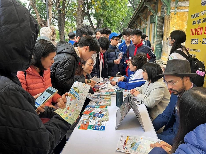 THPT Chuyên Sư phạm, ngôi trường của những giấc mơ lớn THPT Chuyên Sư phạm, ngôi trường của những giấc mơ lớn