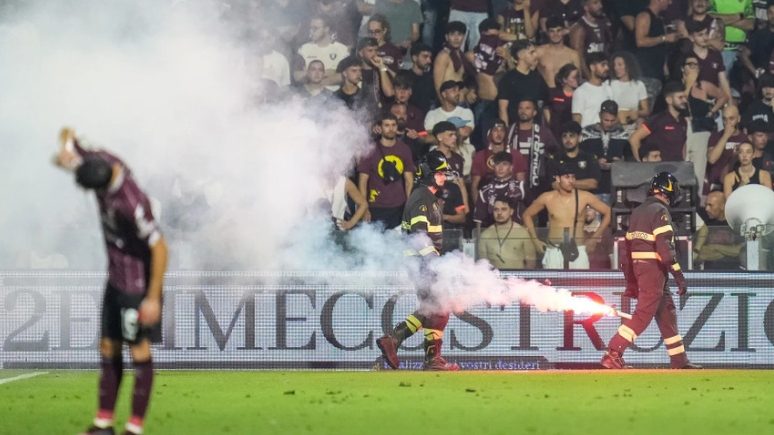 Trận play-off bóng đá Ý hỗn loạn, bị hủy giữa chừng