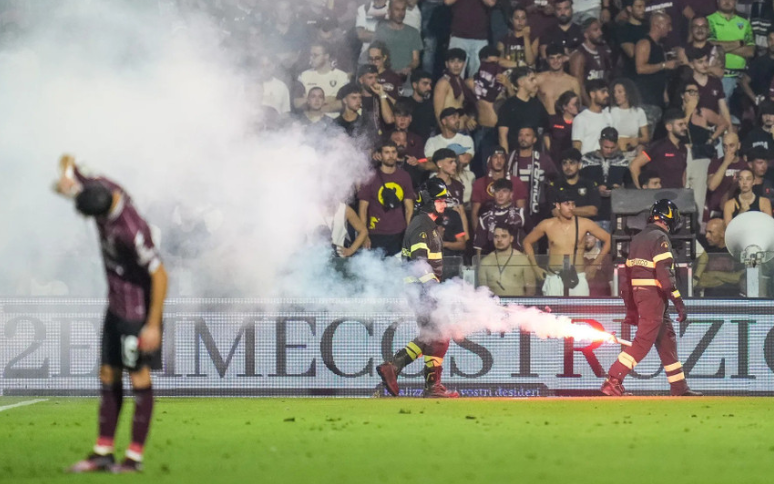 Trận play-off bóng đá Ý hỗn loạn, bị hủy giữa chừng Trận play-off bóng đá Ý hỗn loạn, bị hủy giữa chừng