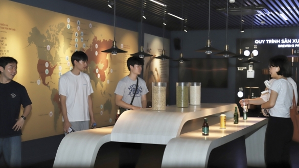 Sinh viên Hàn Quốc hào hứng khám phá môi trường làm việc tại Nhà máy Bia Hà Nội - Mê Linh