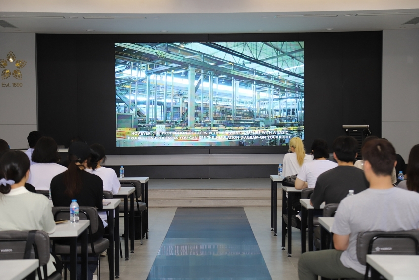 Sinh viên Hàn Quốc hào hứng khám phá môi trường làm việc tại Nhà máy Bia Hà Nội - Mê Linh