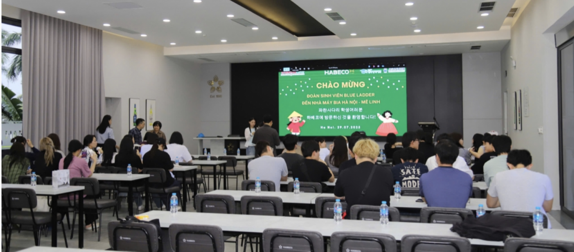 Sinh viên Hàn Quốc hào hứng khám phá môi trường làm việc tại Nhà máy Bia Hà Nội - Mê Linh